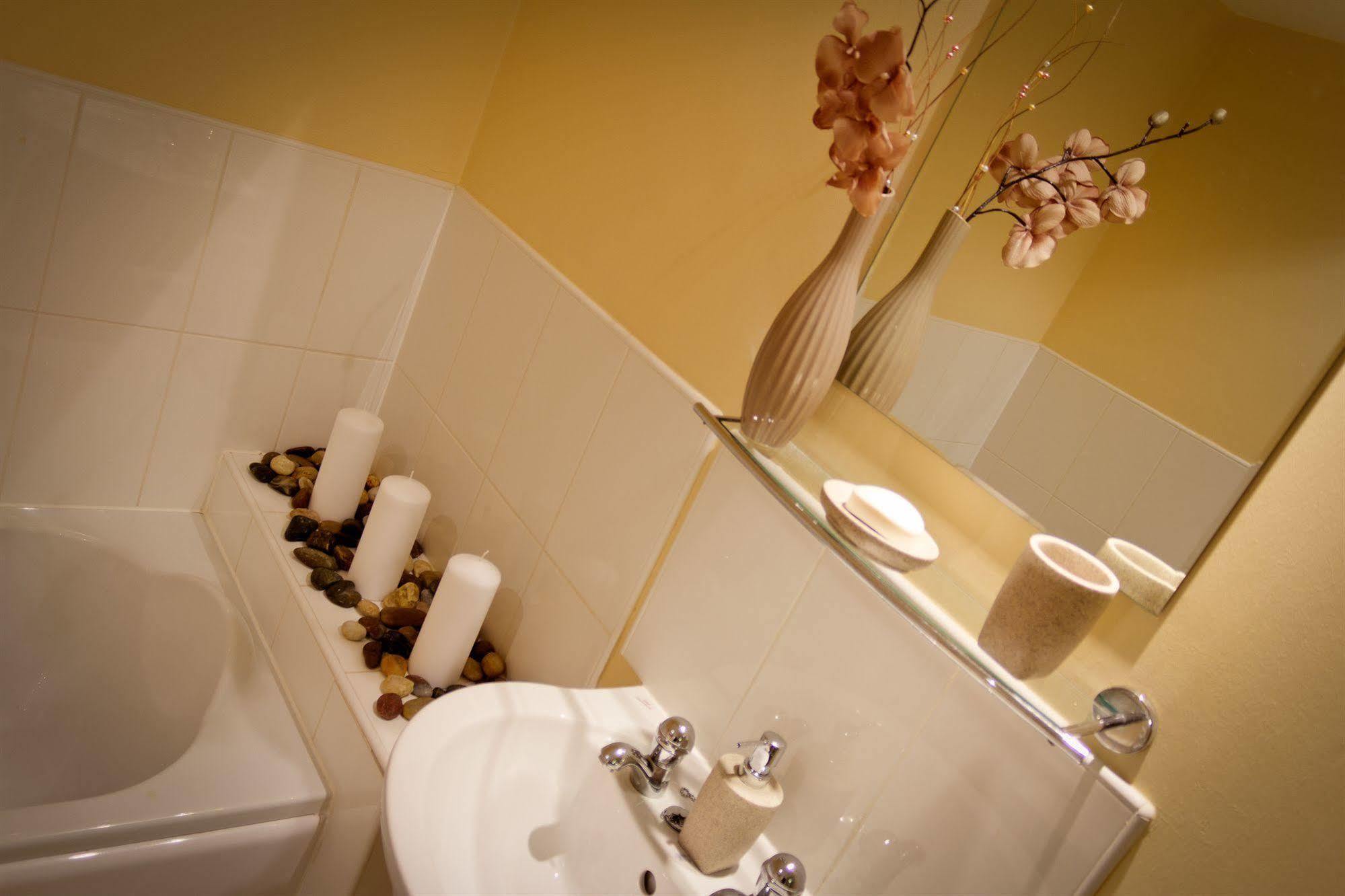 The Lindley Suite - Simple2Let Serviced Apartments Huddersfield Exteriör bild